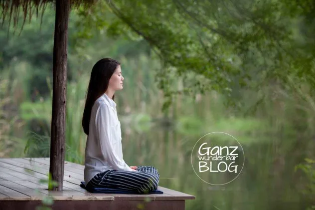 Frau sitz stressfrei im Meditationssitz
