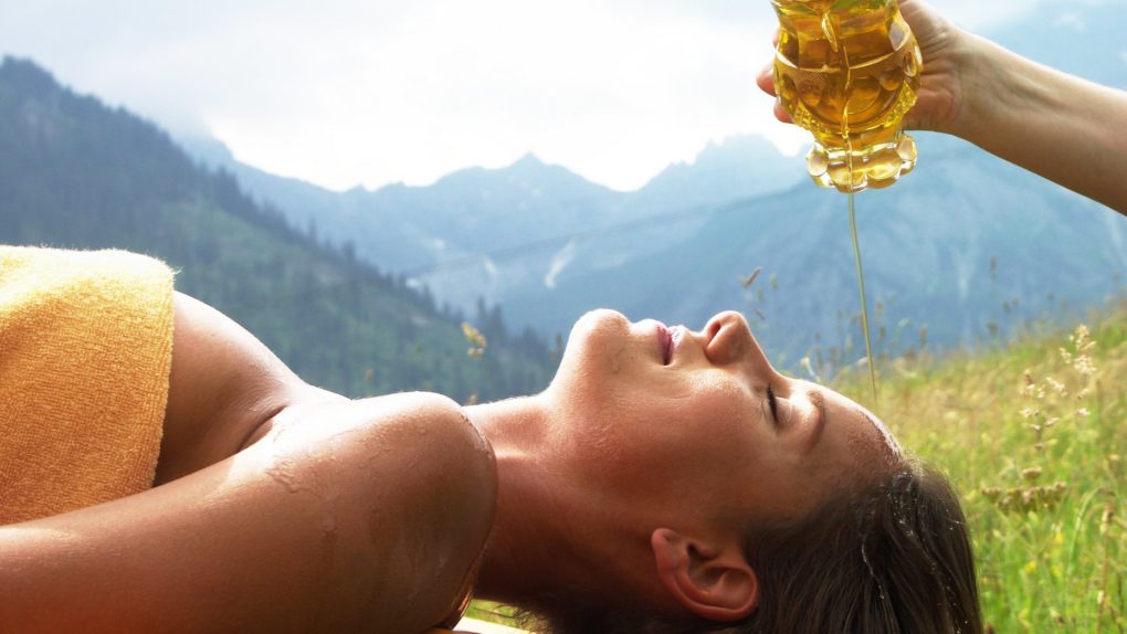 Ayurvedische Behandlung mit Stirnölaufgüssen
