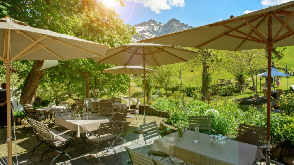 Das Naturhotel Chesa Valisa mit Sommerterrasse