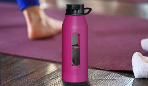 Yoga und Wasser trinken