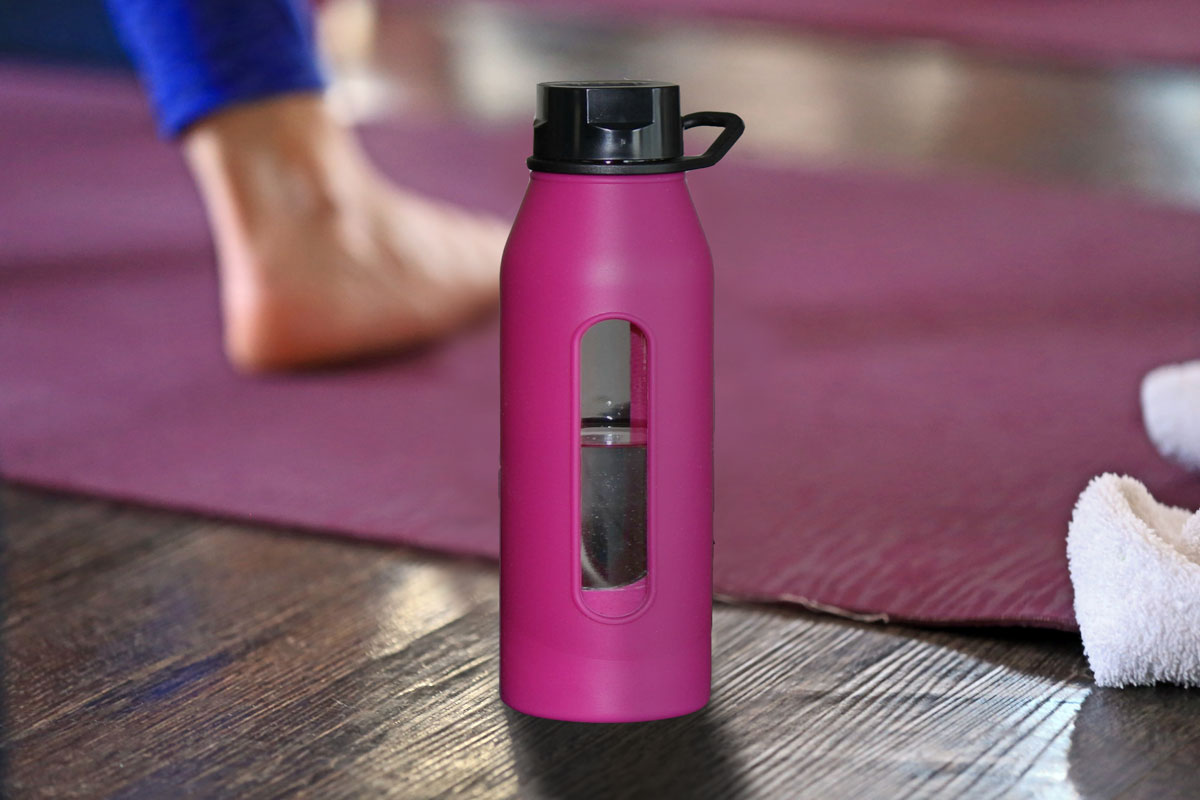 Yoga und Wasser trinken