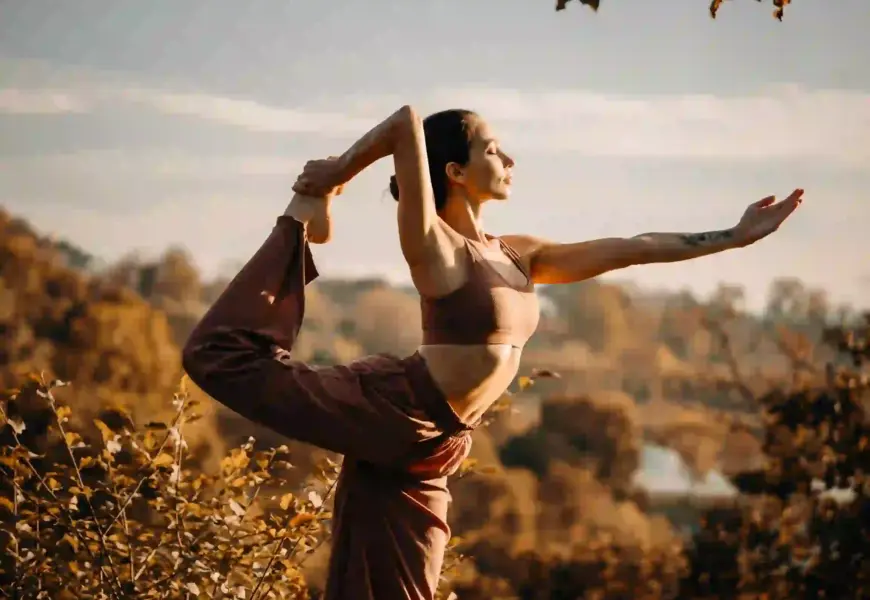Frau macht Yoga in der Natur