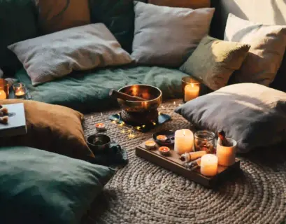 Gemütliche Yogaecke mit Kissen, Klangschale, Lichtern und Kerzen