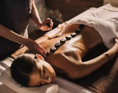 Frau bekommt eine Hot-Stone-Massage