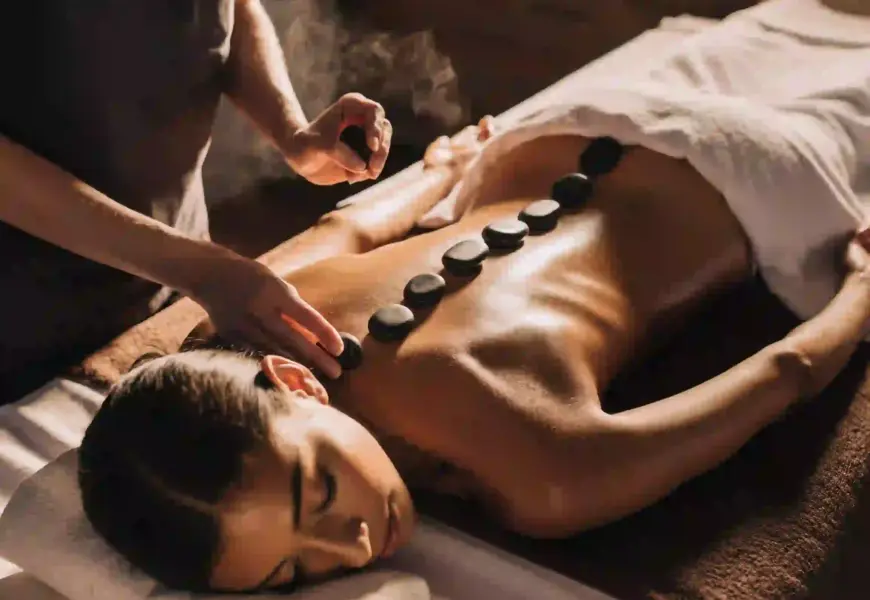 Frau bekommt eine Hot-Stone-Massage
