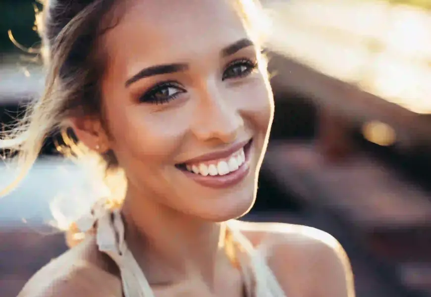 Hübsche Frau strahlt von innen heraus