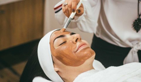 Frau mit Gesichtsmaske in der Kur