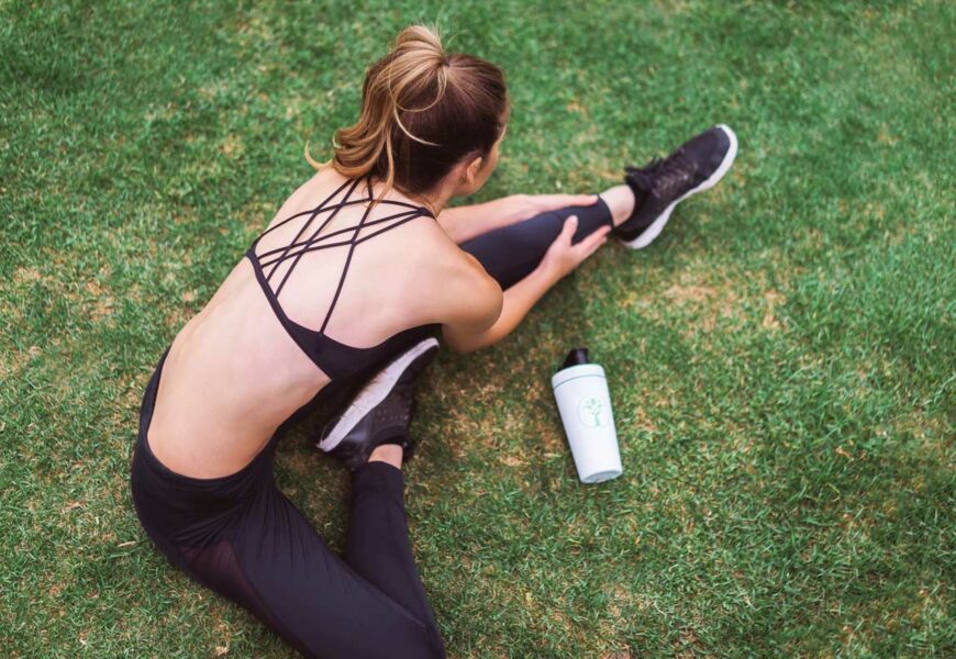 Frau macht Yoga nach Sport