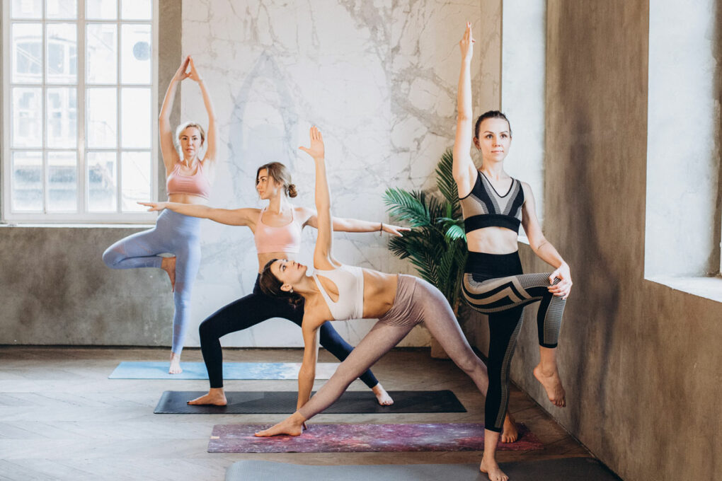 Yoga Übungen mit 4 Frauen