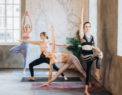 Yoga Übungen mit 4 Frauen