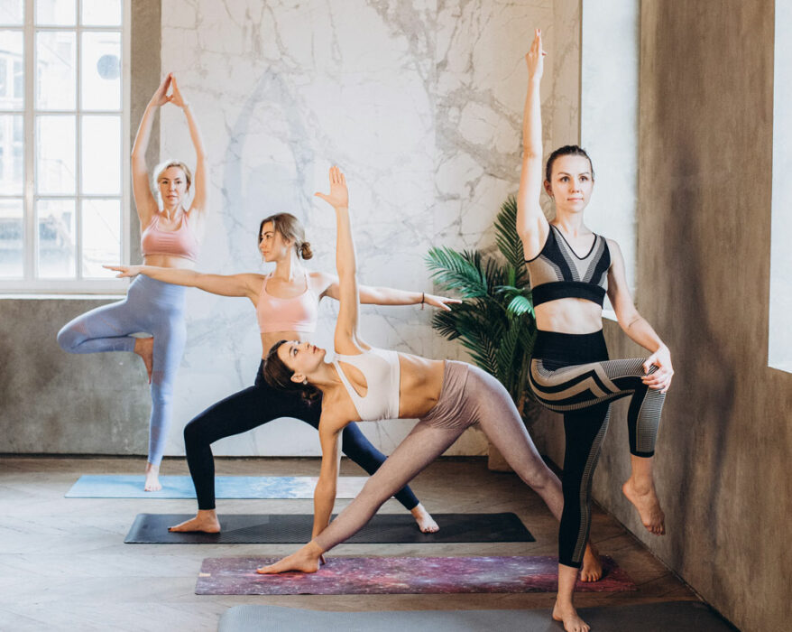 Yoga Übungen mit 4 Frauen
