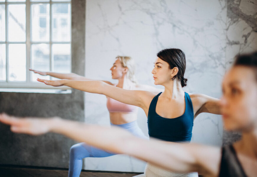 Frau macht Yoga