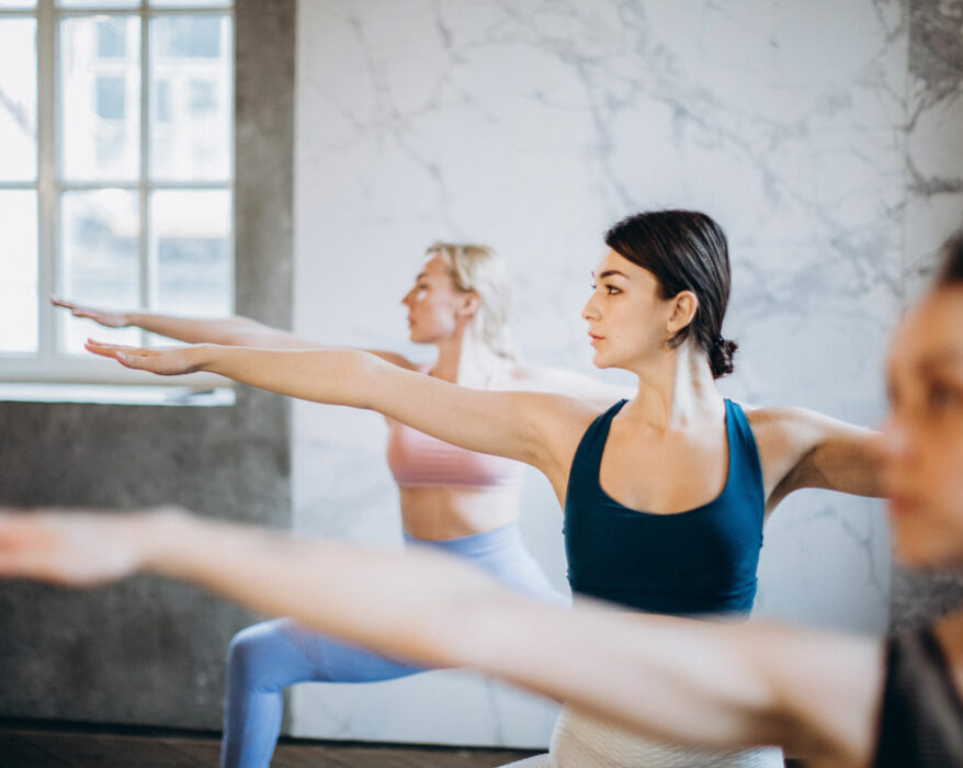 Frau macht Yoga