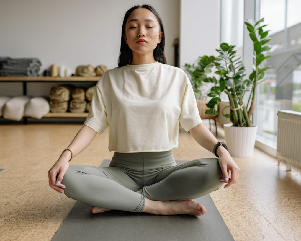 Frau aktiviert Selbtsheilungskräfte durch Meditation
