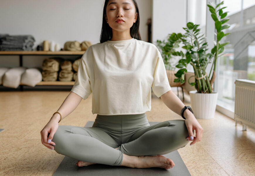 Frau aktiviert Selbtsheilungskräfte durch Meditation