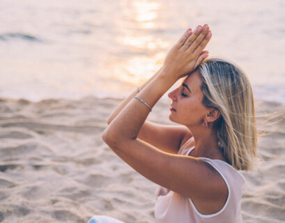 Frau macht Yoga am Strand auf Sylt