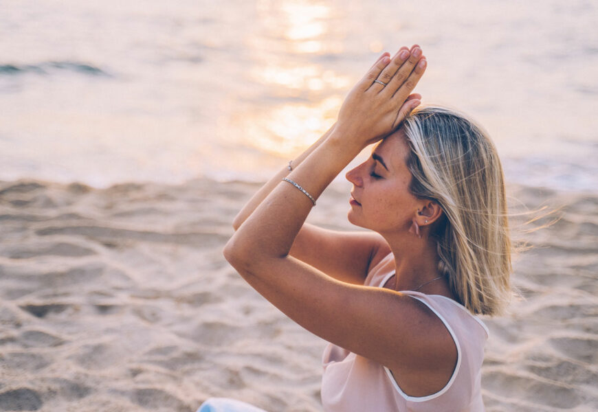 Frau macht Yoga am Strand auf Sylt