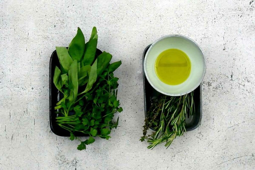 Olivenöl im Schälchen
