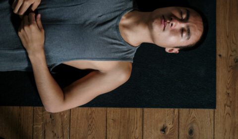 Mann macht Yin Yoga