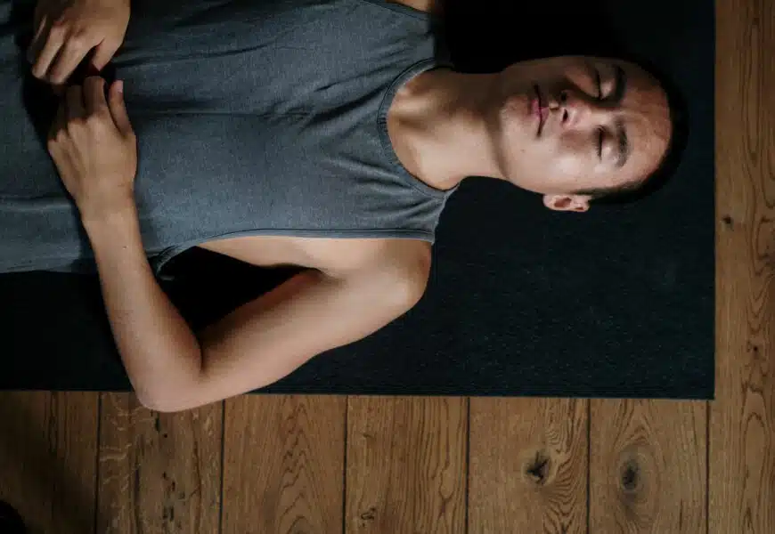 Mann macht Yin Yoga