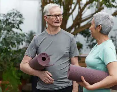 Senioren mit Yogamatte