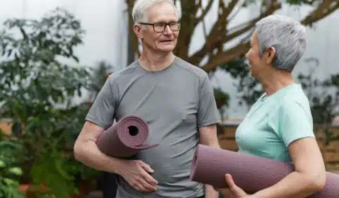 Senioren mit Yogamatte