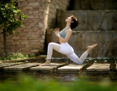 Frau macht draußen im Frühling Yoga