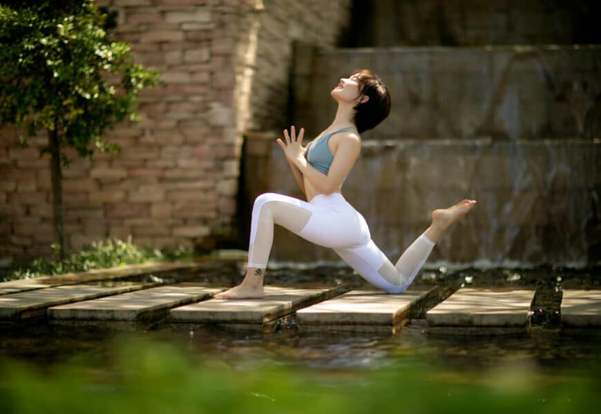 Frau macht draußen im Frühling Yoga