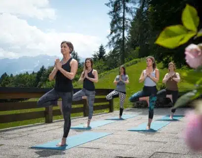 Frauen machen Yoga in der Bergwelt von Chiemgau