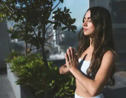 Frau stoppt ihre Gedanken durch Meditation