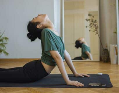 Frau macht Yoga