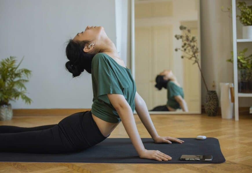 Frau macht Yoga