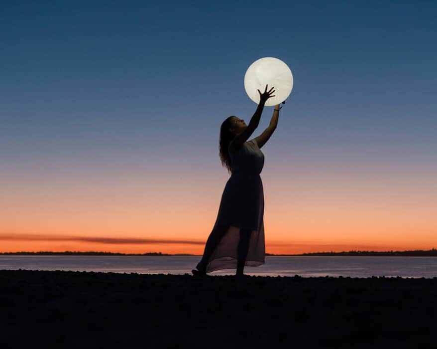Frau Steht vor einem Vollmond