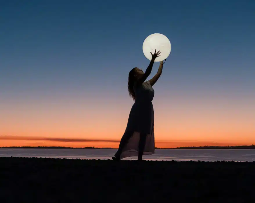 Frau Steht vor einem Vollmond