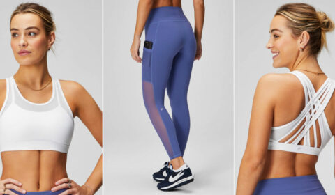 Frau trägt einen weißen Yoga BH und eine blaue Yoga Hose