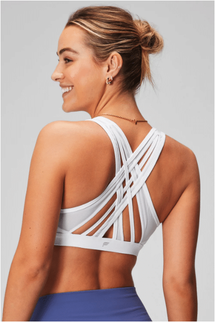 Frau trägt weißen Yoga BH und zeigt ihren Rücken