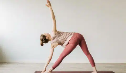 Frau macht Yoga gegen Rückenschmerzen