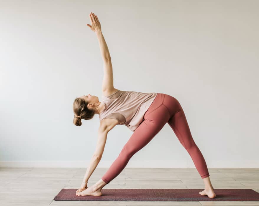 Frau macht Yoga gegen Rückenschmerzen