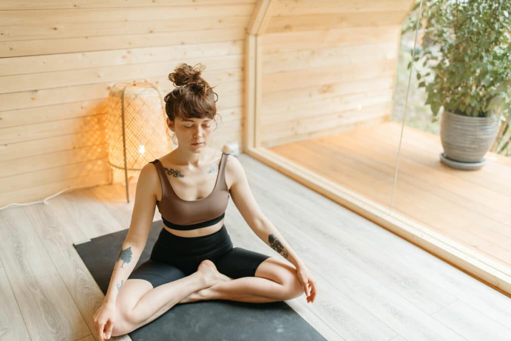 Frau macht Yoga in einem Yoga Hotel in Österreich