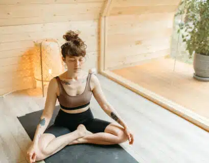 Frau macht Yoga in einem Yoga Hotel in Österreich
