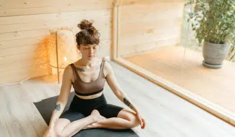 Frau macht Yoga in einem Yoga Hotel in Österreich