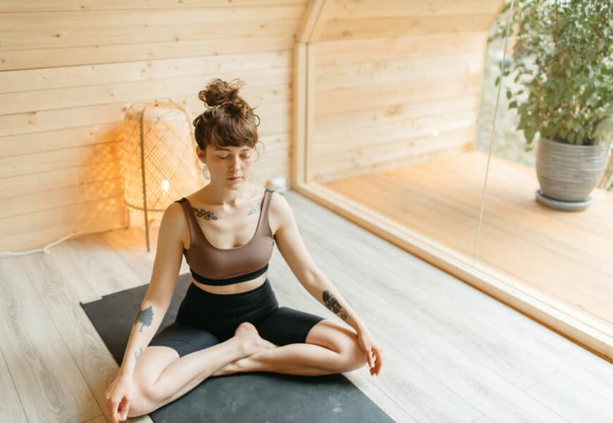 Frau macht Yoga in einem Yoga Hotel in Österreich