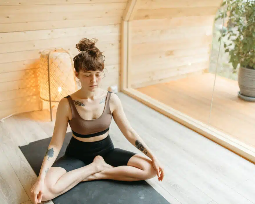 Frau macht Yoga in einem Yoga Hotel in Österreich