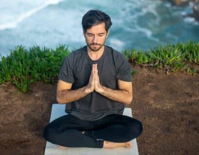 Mann macht Yoga