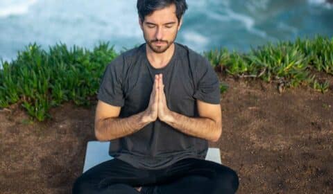 Mann macht Yoga
