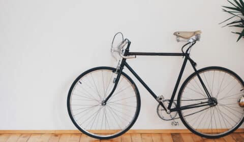 Fahrrad steht zuhause im Zimmer an der Wand gelehnt