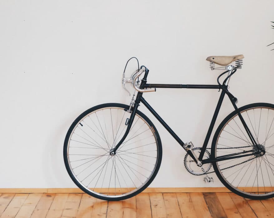 Fahrrad steht zuhause im Zimmer an der Wand gelehnt