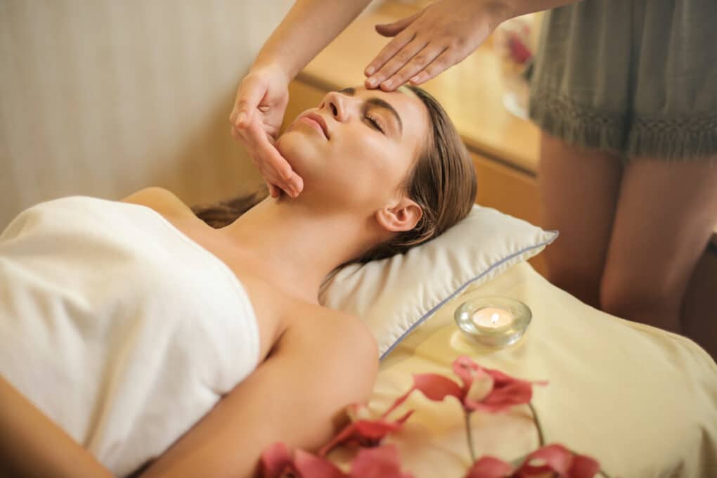 Frau bekommt eine ayurvedische Massage mit Ölen