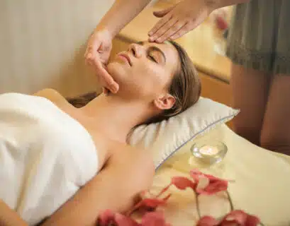 Frau bekommt eine ayurvedische Massage mit Ölen