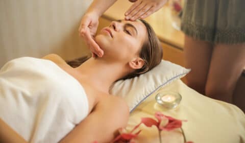 Frau bekommt eine ayurvedische Massage mit Ölen